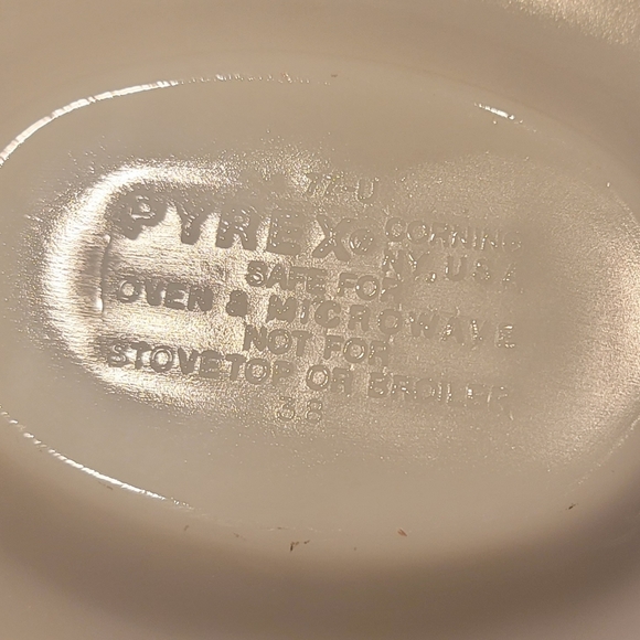 Pyrex gravy dish - Picture 2 of 2